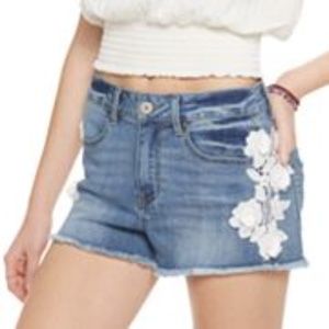 NWT  Indigo Rein Floral Applique Denim Shorts Size 7